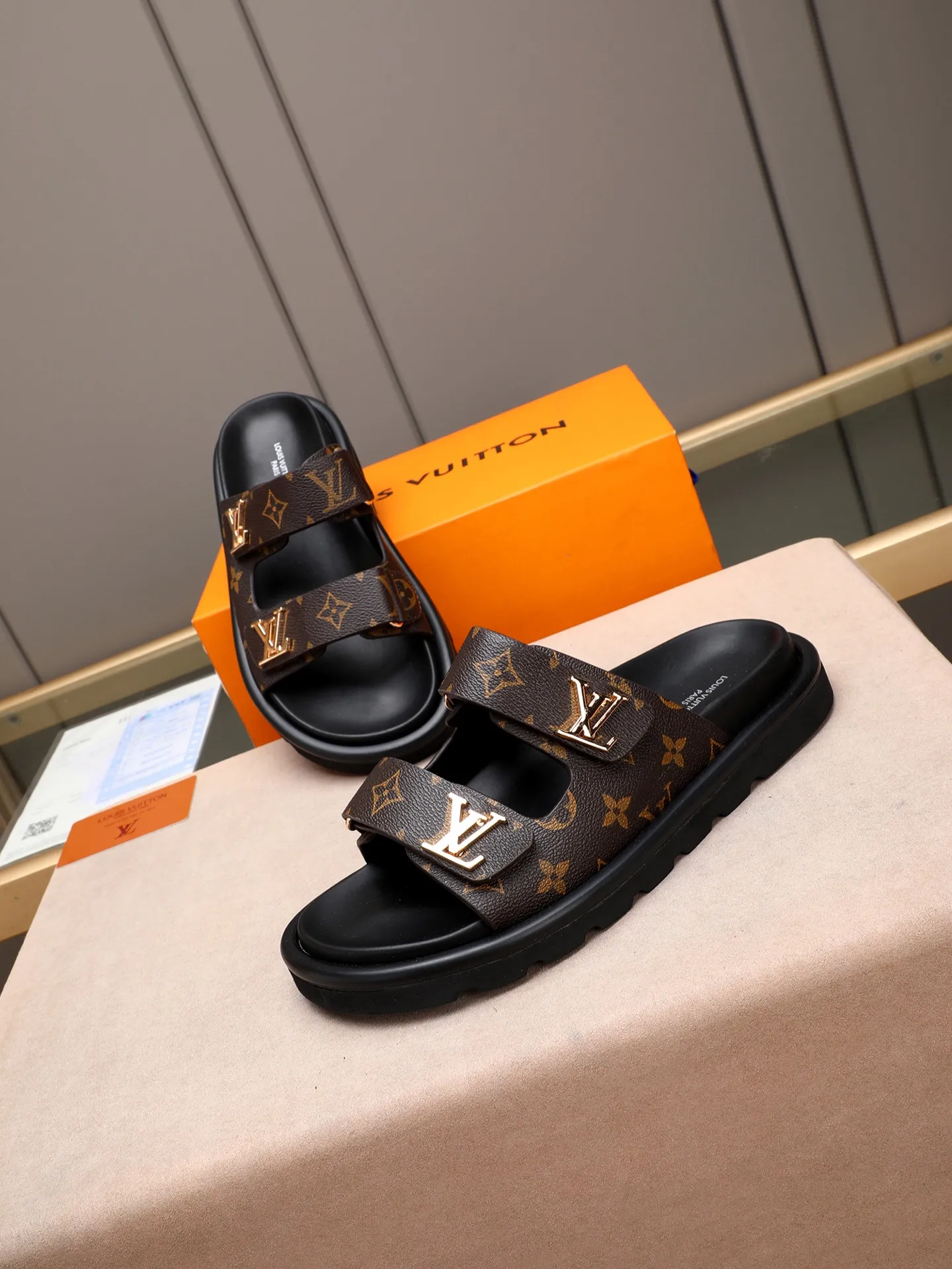 PP360 [LOUIS VUITTON] Louis Vuitton, LV printing, men's and women's slippers are on the market. The drawer box packaging comes with a cloth bag and a card. The upper pattern looks very soft and waxy, and it is a super versatile leg slimming tool. Fabric: imported denim/canvas/old fabric, LV hardware LOGO, official website pattern printing, comfortable to wear, feet: high-elastic PU water table. Sole: foam sole, heel height: about 5cm. Code number: 35-46, 35, 45, 46 are custom-made and non-returnable. Color: multiple colors and styles available.
